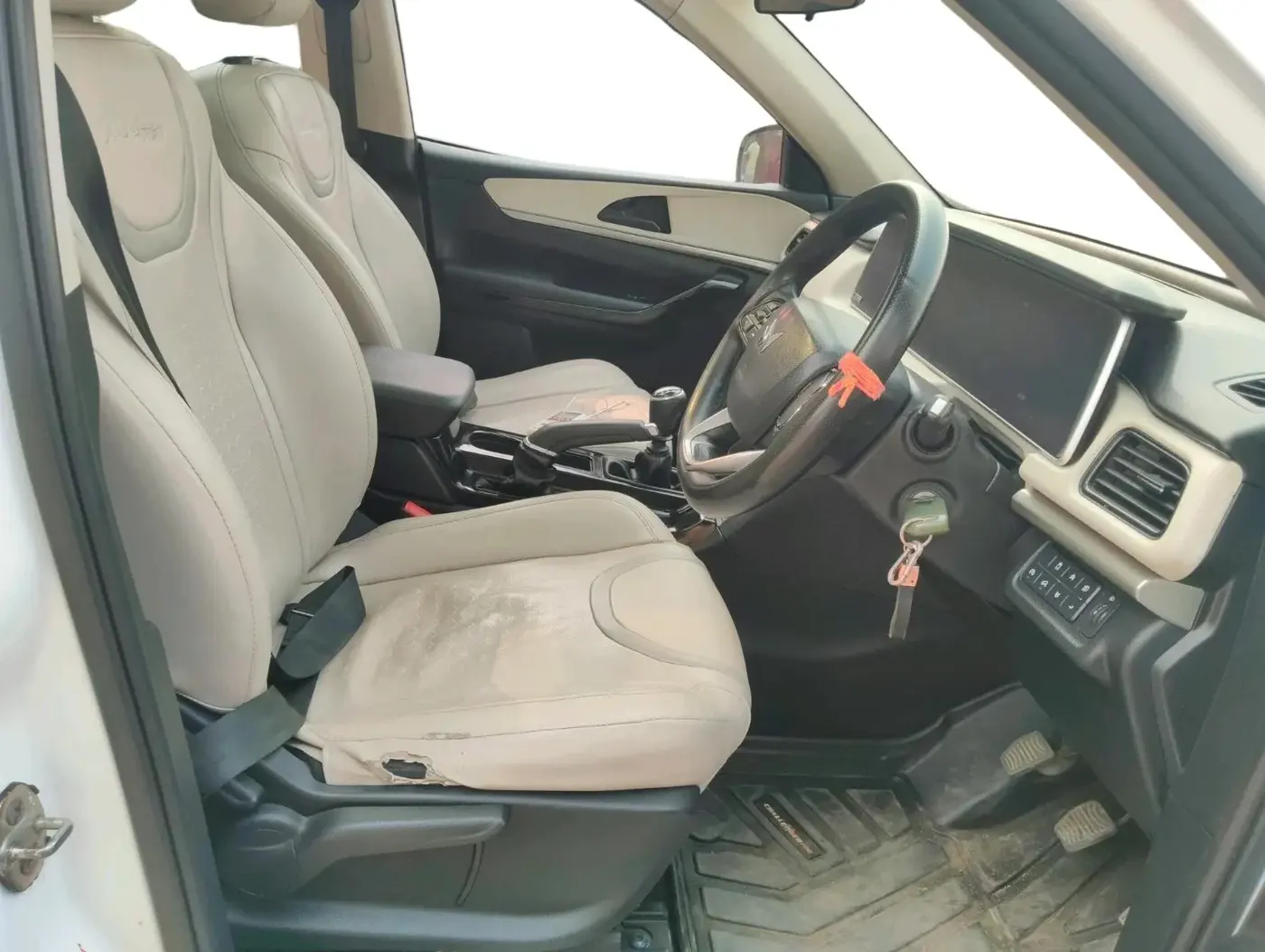 2022 Mahindra XUV700 AX 5 D MT 5 STR, Diesel, Manual, 14,00,000 km, interior