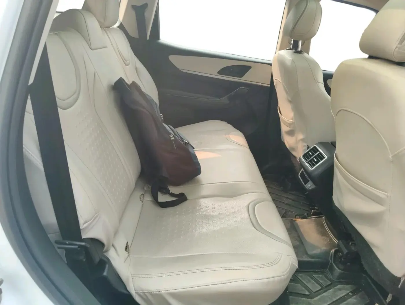 2022 Mahindra XUV700 AX 5 D MT 5 STR, Diesel, Manual, 14,00,000 km, interior