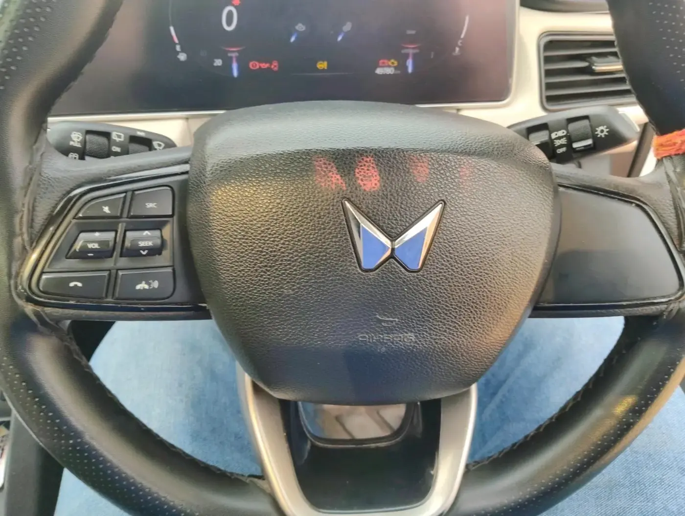 2022 Mahindra XUV700 AX 5 D MT 5 STR, Diesel, Manual, 14,00,000 km, interior
