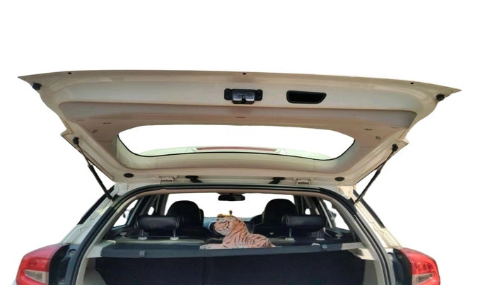 2019 Mahindra XUV300 W8 (O) 1.5 DIESEL AMT, Diesel, Automatic, 84,904 km, exterior