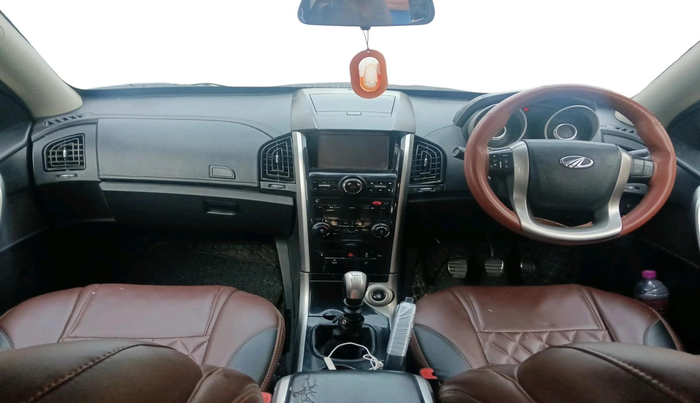 2018 Mahindra XUV500 W11, Diesel, Manual, 1,28,471 km, interior