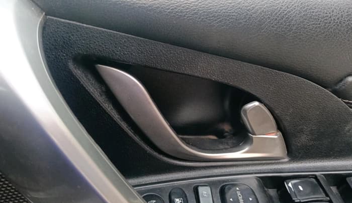 2018 Mahindra XUV500 W11, Diesel, Manual, 1,28,471 km, interior