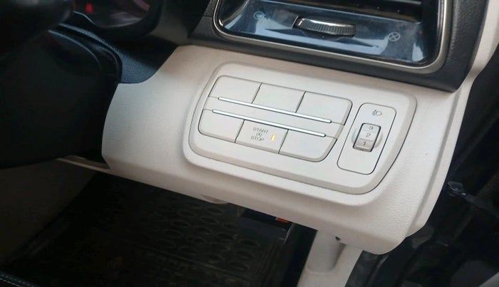 2020 Mahindra XUV300 W8 1.2 PETROL, Petrol, Manual, 19,304 km, interior