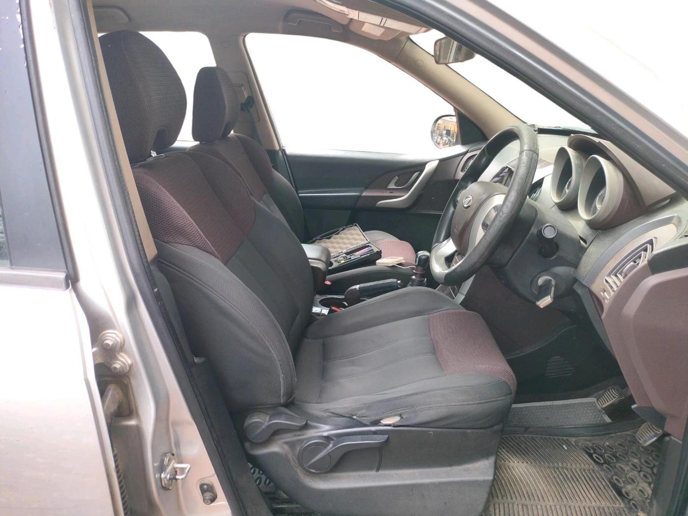 2014 Mahindra XUV500 W6, Diesel, Manual, 1,72,572 km, interior
