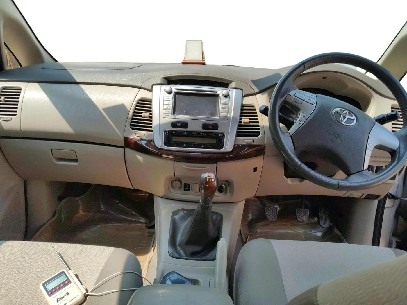 2012 Toyota Innova 2.5 VX 7 STR, Diesel, Manual, 66,736 km, interior