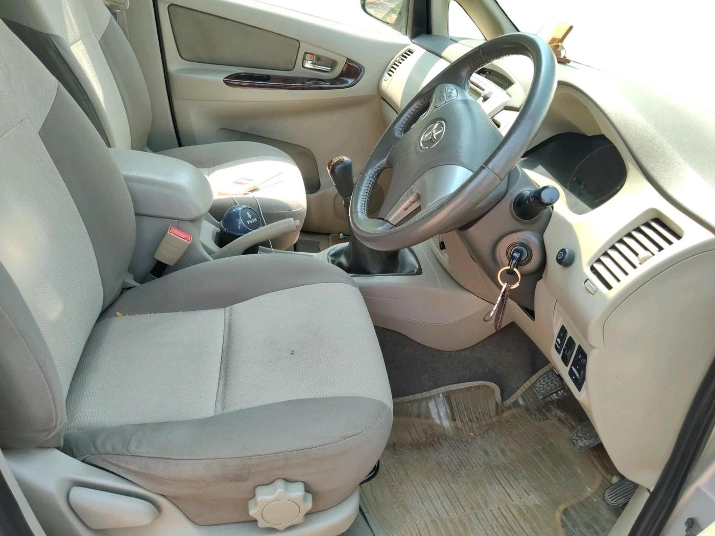 2012 Toyota Innova 2.5 VX 7 STR, Diesel, Manual, 66,736 km, interior
