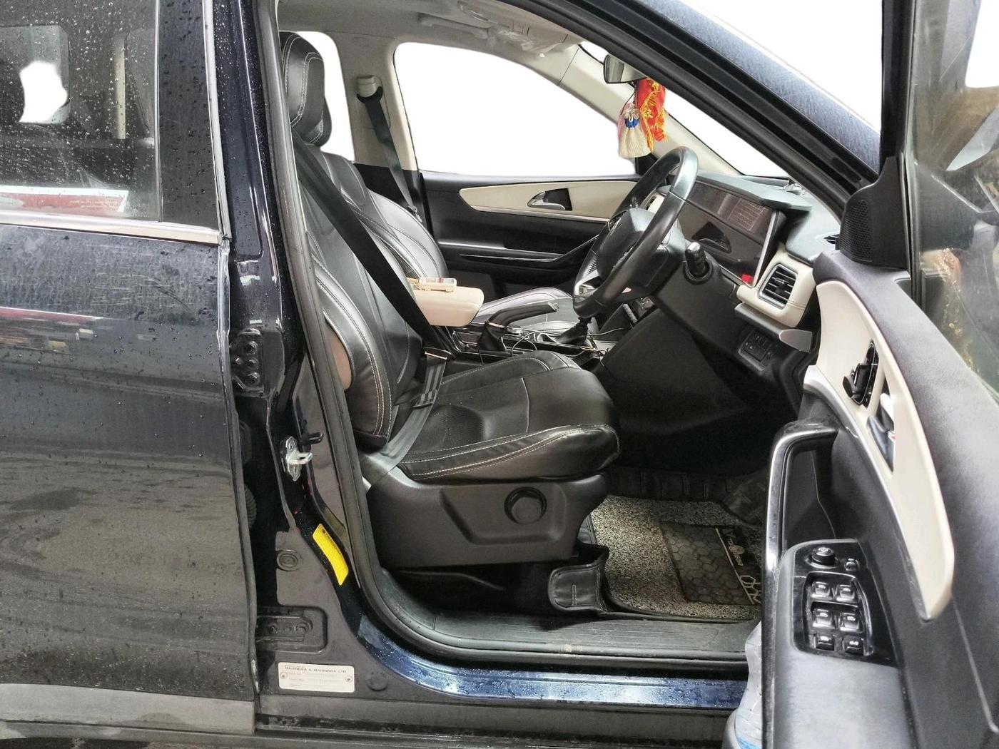 2023 Mahindra XUV700 AX 7 P MT 7 STR, Petrol, Manual, 41,697 km, interior
