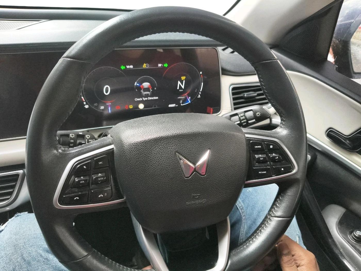 2023 Mahindra XUV700 AX 7 P MT 7 STR, Petrol, Manual, 41,697 km, interior