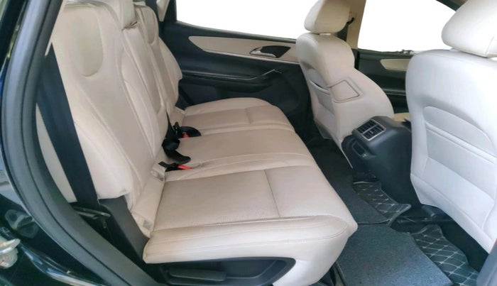 2024 Mahindra XUV700 AX 7 LUXURY D MT 7 STR, Diesel, Manual, 30,879 km, interior