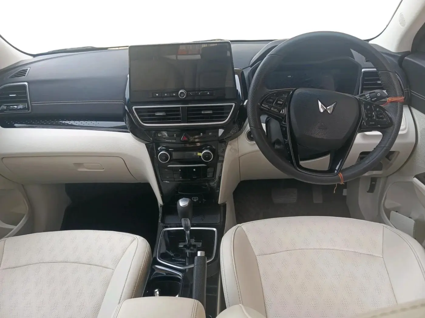 2024 Mahindra XUV 3XO AX7 1.2 TGDi AT, Petrol, Automatic, 5,360 km, interior