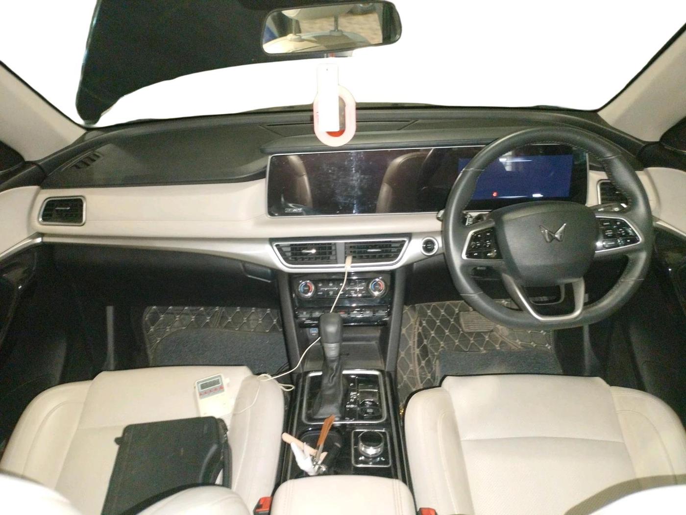 2023 Mahindra XUV700 AX 7 LUXURY D AT 7 STR, Diesel, Automatic, 14,339 km, interior