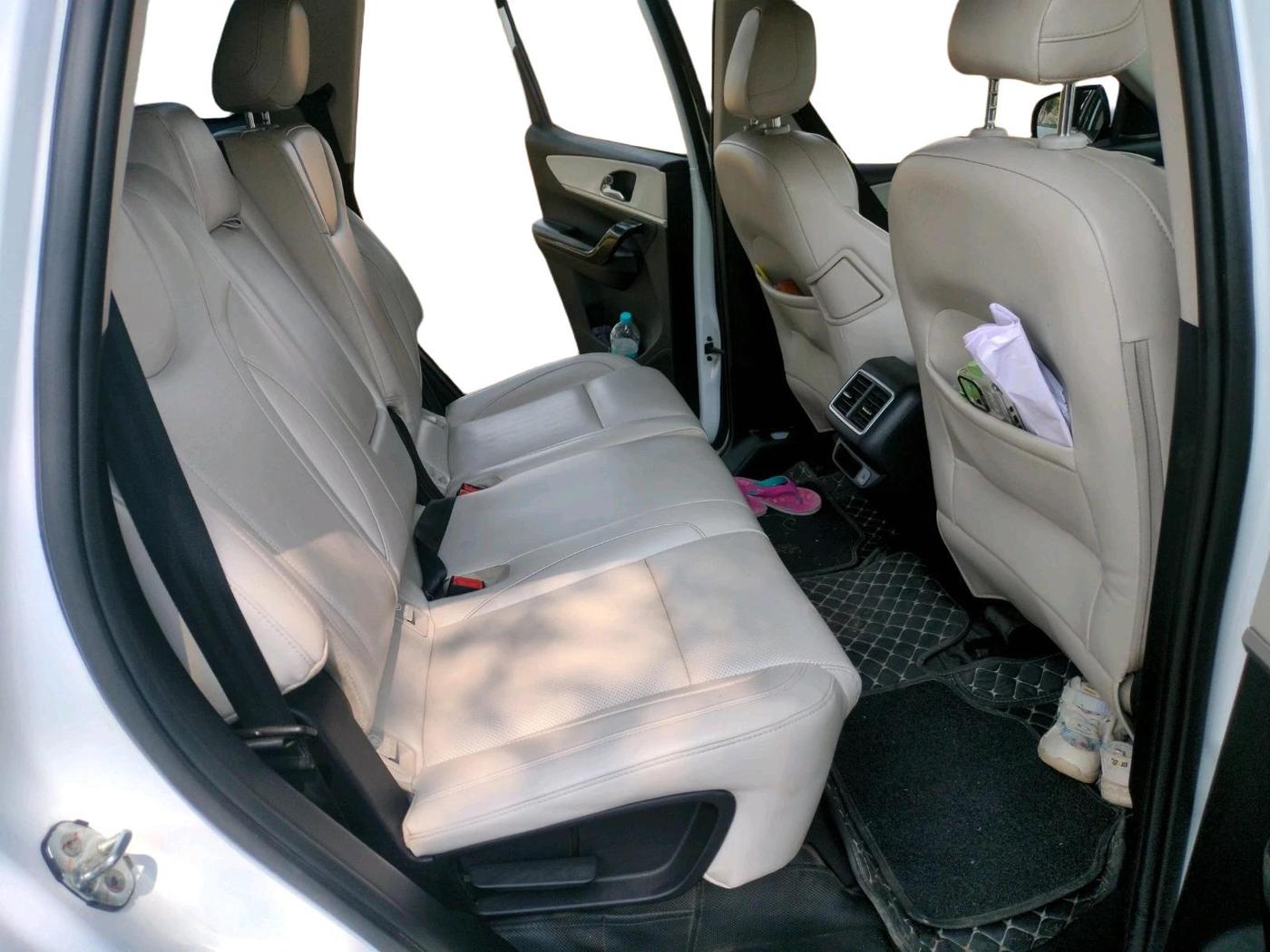 2022 Mahindra XUV700 AX 7 LUXURY D MT 7 STR, Diesel, Manual, 60,046 km, interior
