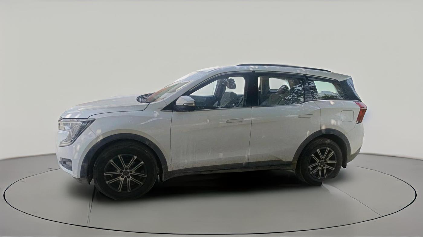 2022 Mahindra XUV700 AX 7 LUXURY D AT 7 STR, Diesel, Automatic, 1,35,769 km, exterior