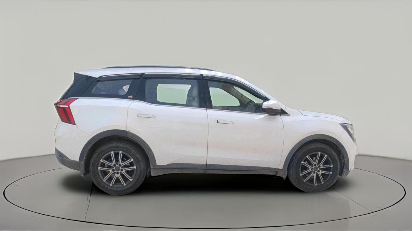 2022 Mahindra XUV700 AX 7 LUXURY D AT 7 STR, Diesel, Automatic, 1,35,769 km, exterior