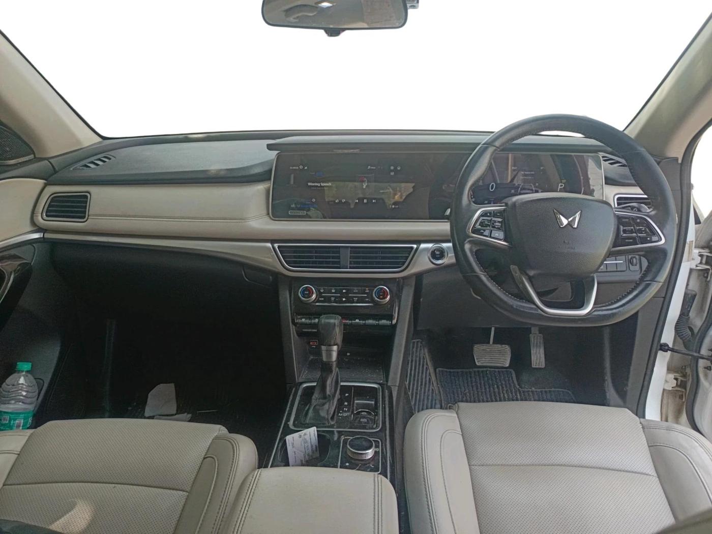 2022 Mahindra XUV700 AX 7 LUXURY D AT 7 STR, Diesel, Automatic, 1,35,769 km, interior