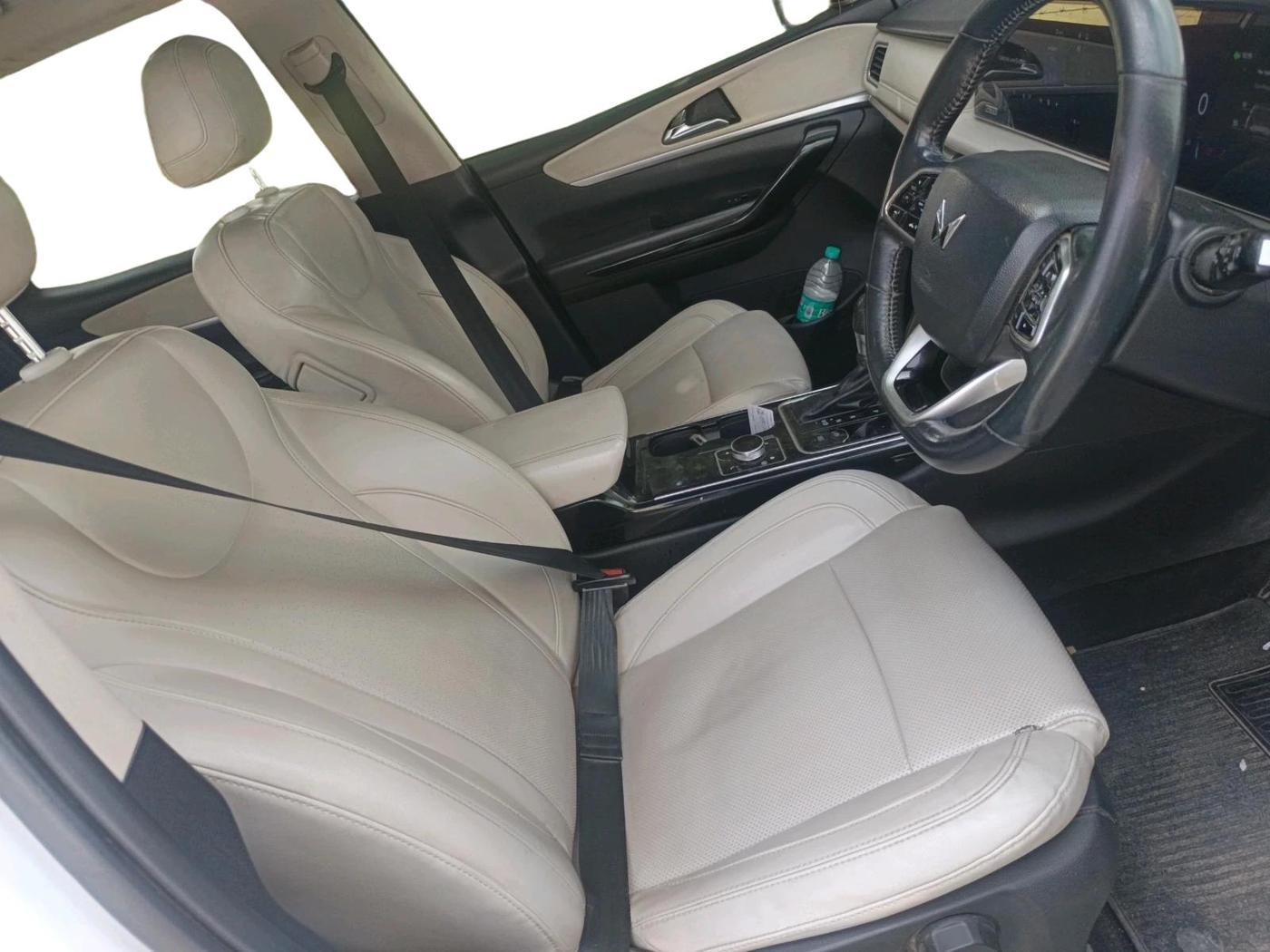 2022 Mahindra XUV700 AX 7 LUXURY D AT 7 STR, Diesel, Automatic, 1,35,769 km, interior