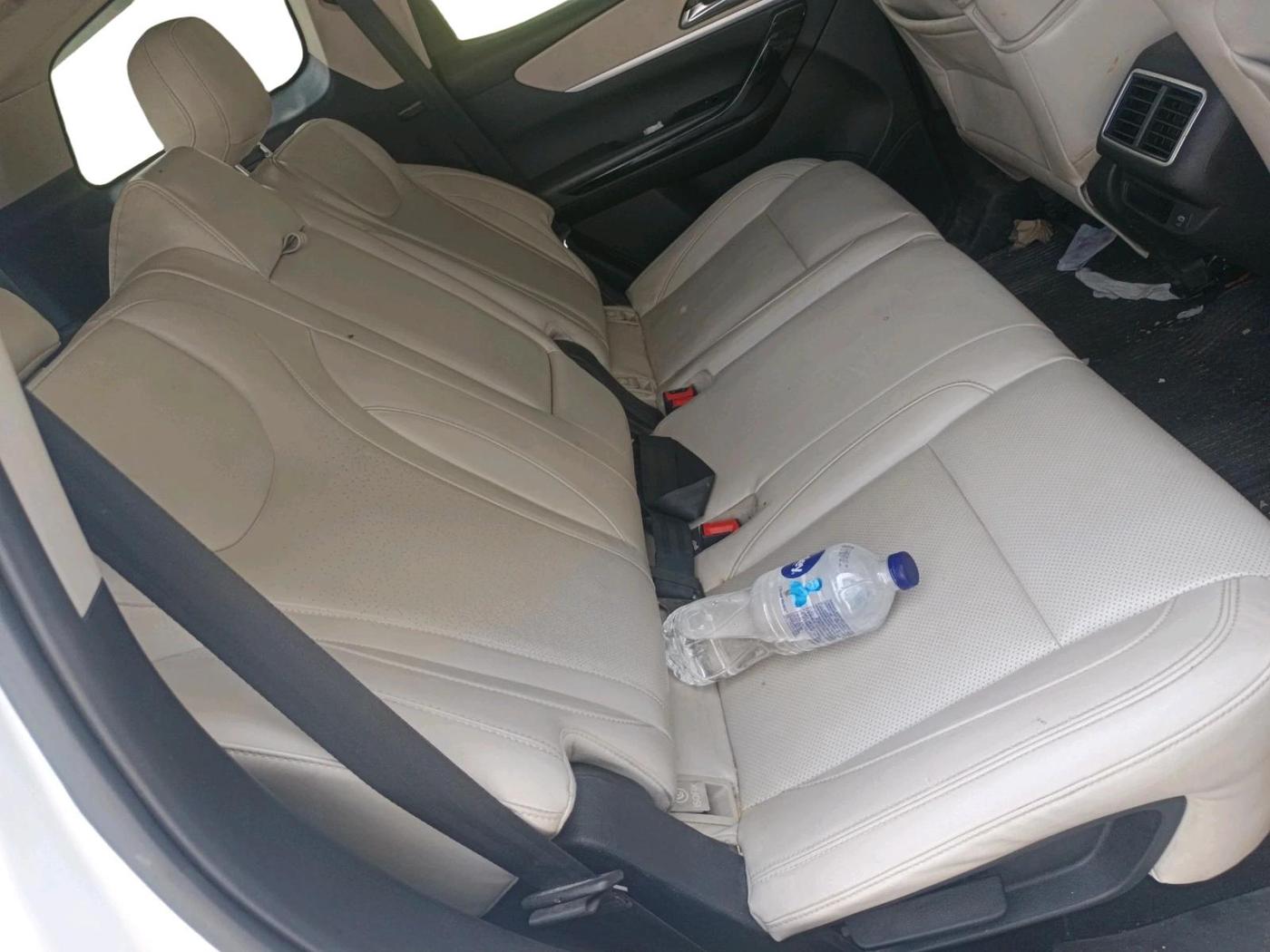 2022 Mahindra XUV700 AX 7 LUXURY D AT 7 STR, Diesel, Automatic, 1,35,769 km, interior