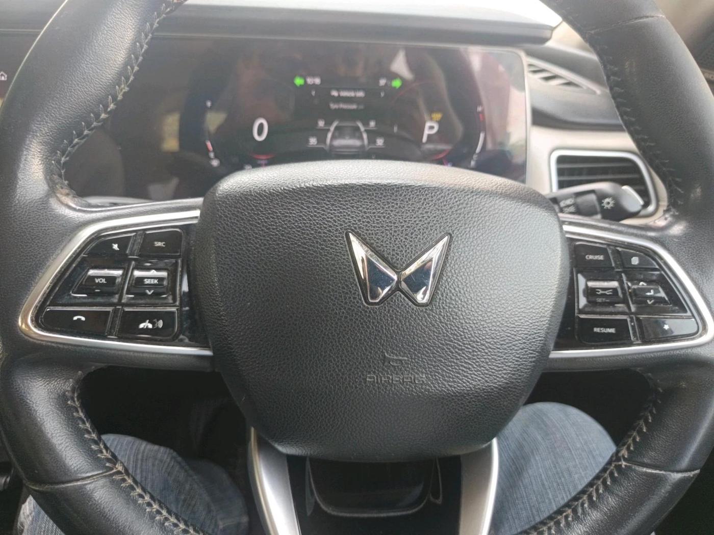 2022 Mahindra XUV700 AX 7 LUXURY D AT 7 STR, Diesel, Automatic, 1,35,769 km, interior
