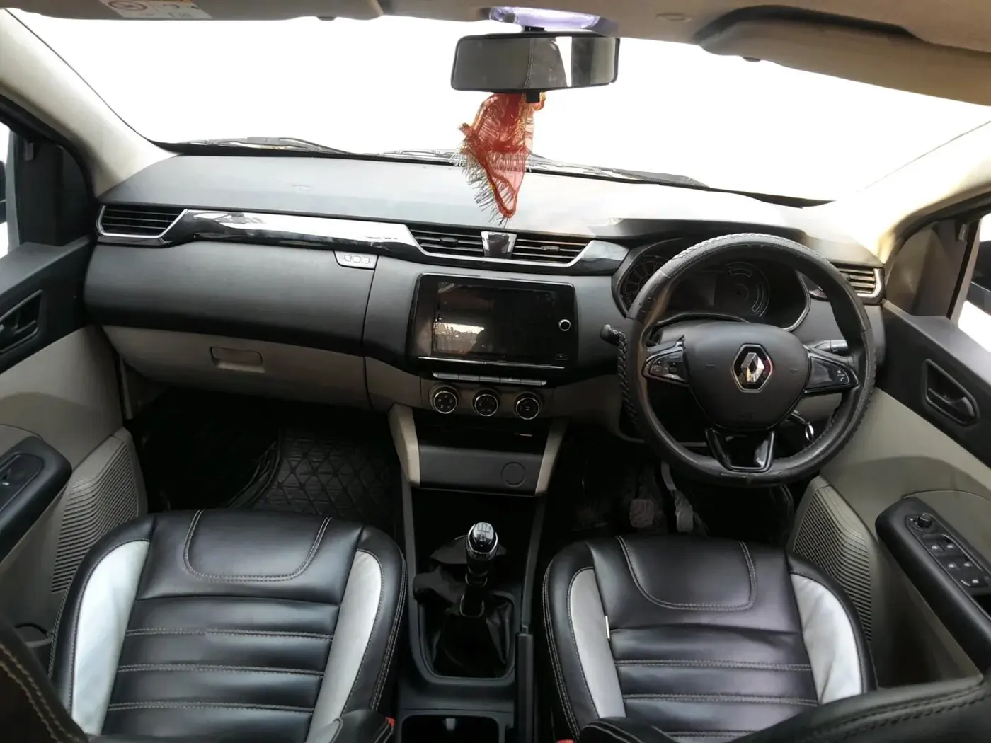 2022 Renault TRIBER RXT, Petrol, Manual, 25,241 km, interior