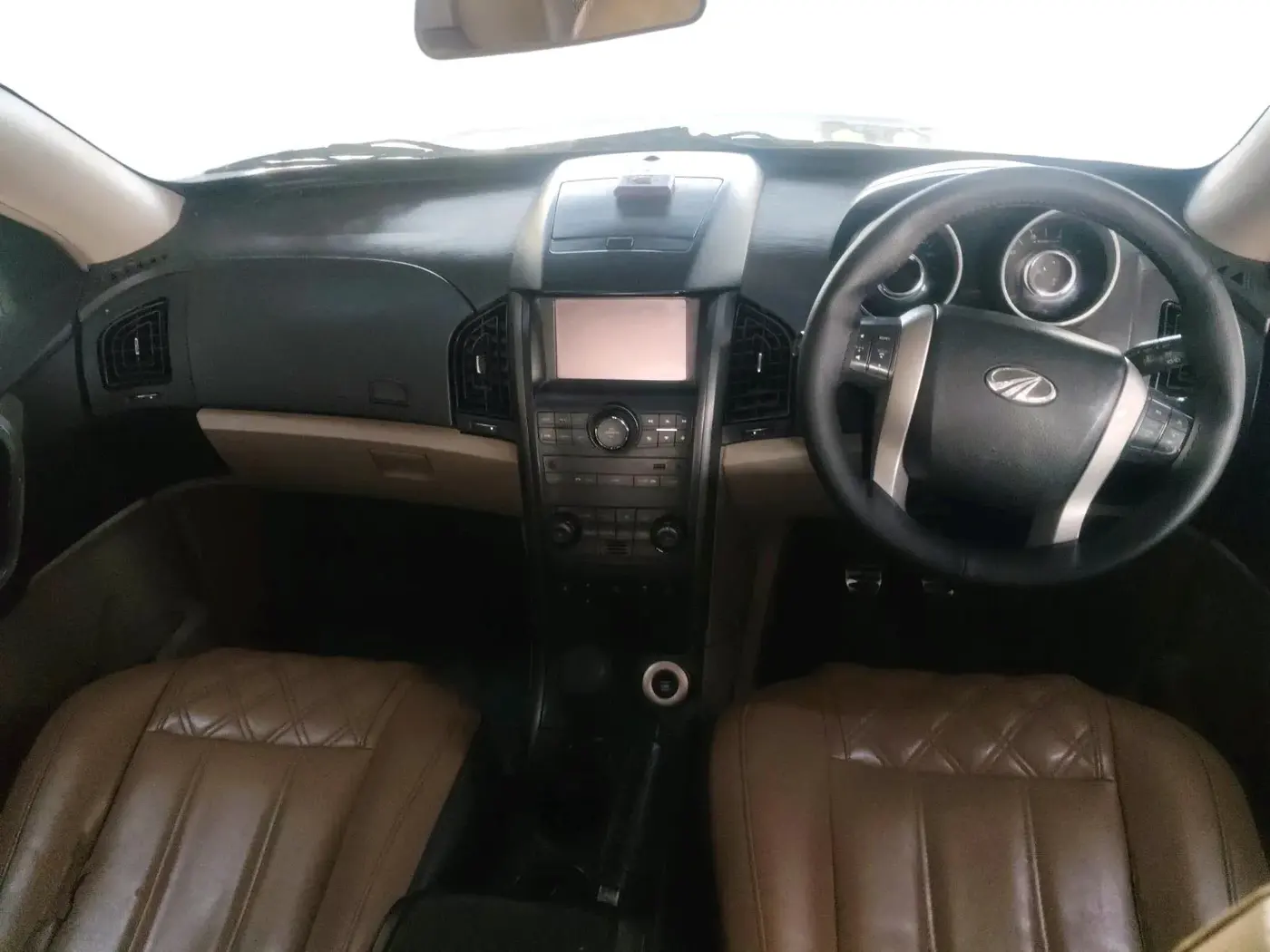 2015 Mahindra XUV500 W10 AWD, Diesel, Manual, 1,62,000 km, interior