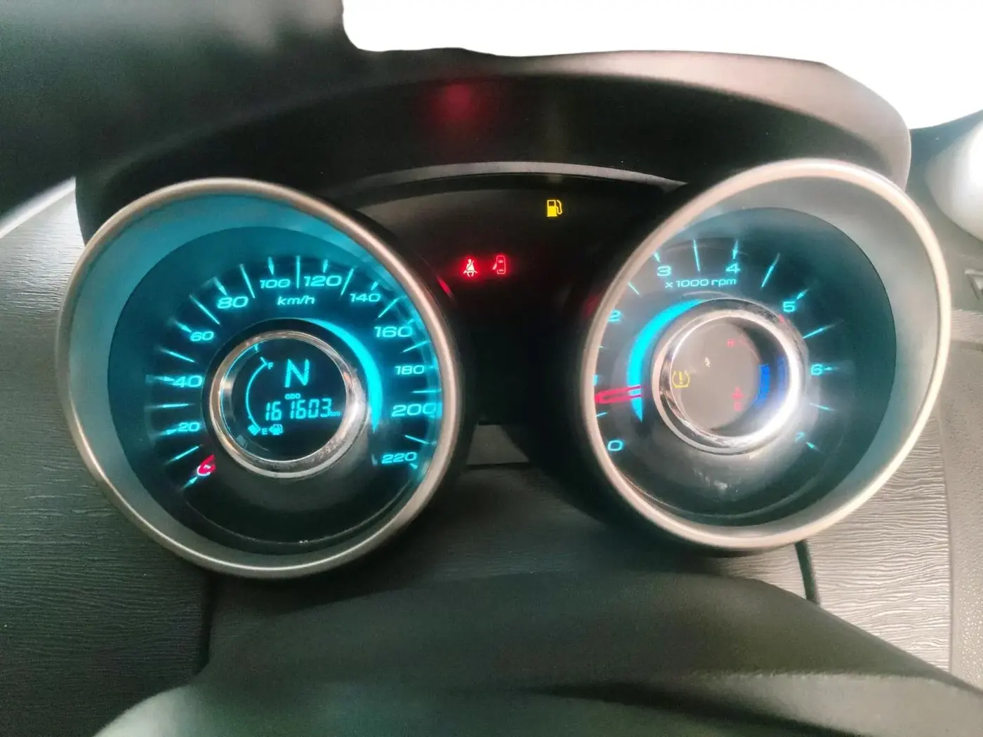 2015 Mahindra XUV500 W10 AWD, Diesel, Manual, 1,62,000 km, interior