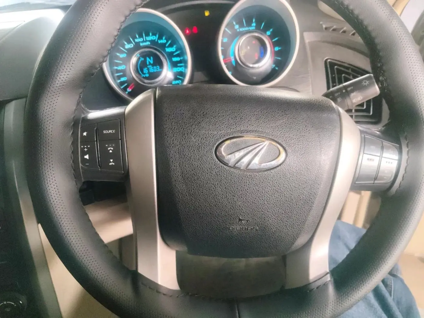2015 Mahindra XUV500 W10 AWD, Diesel, Manual, 1,62,000 km, interior