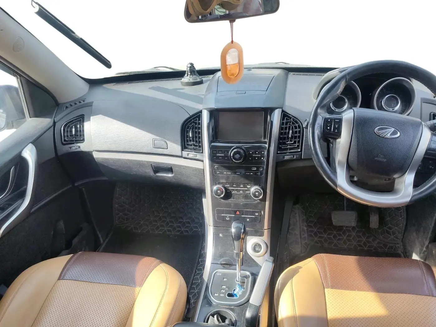 2020 Mahindra XUV500 W9 AT, Diesel, Automatic, 1,32,854 km, interior