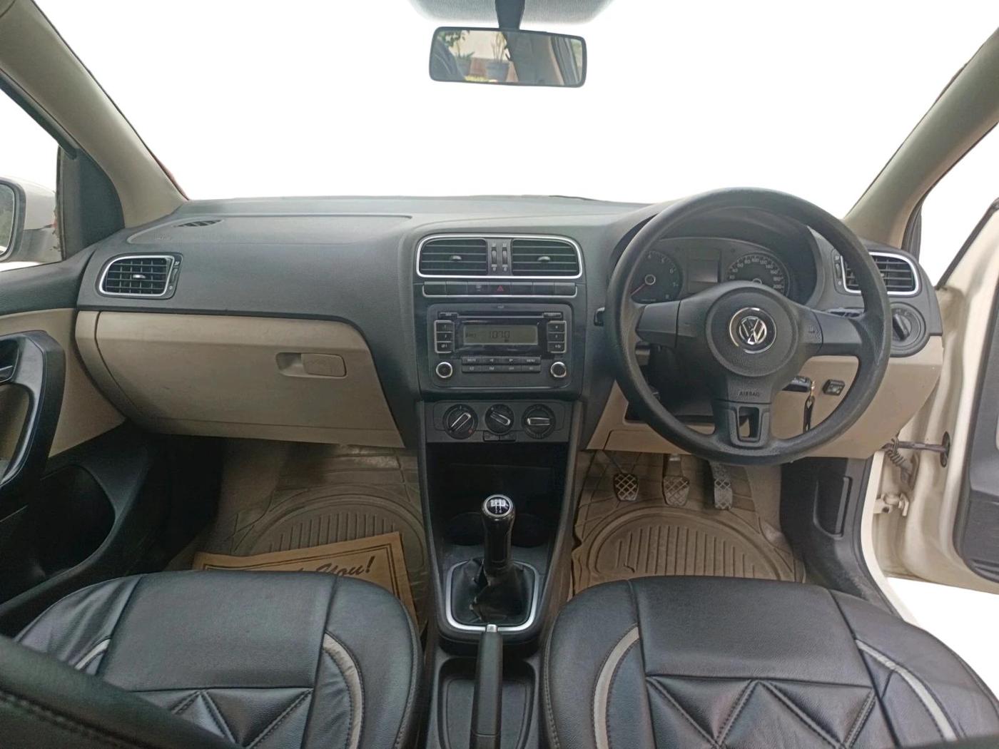 2011 Volkswagen Polo HIGHLINE1.2L, Petrol, Manual, 1,33,301 km, interior