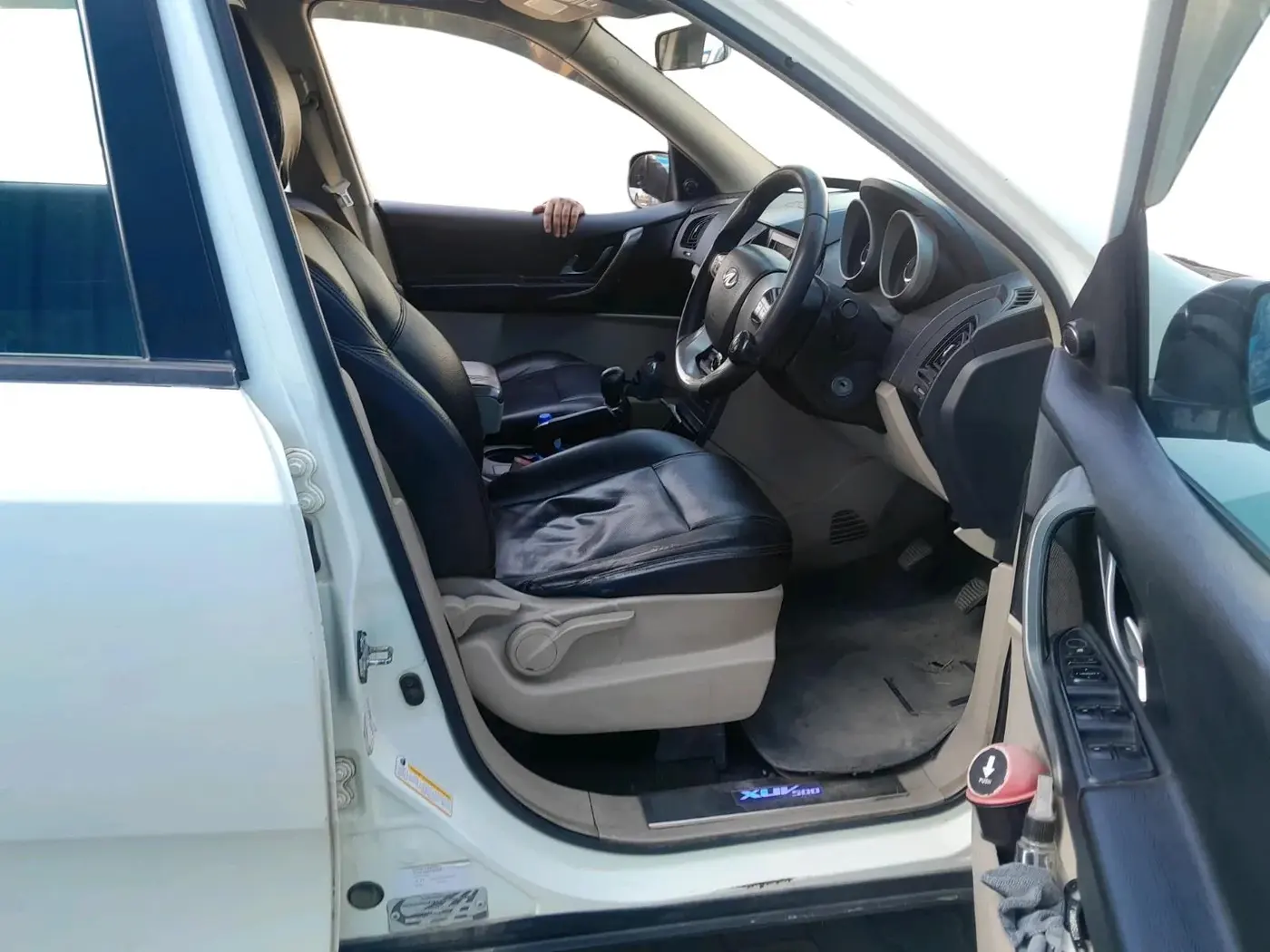 2015 Mahindra XUV500 W6, Diesel, Manual, 1,59,000 km, interior