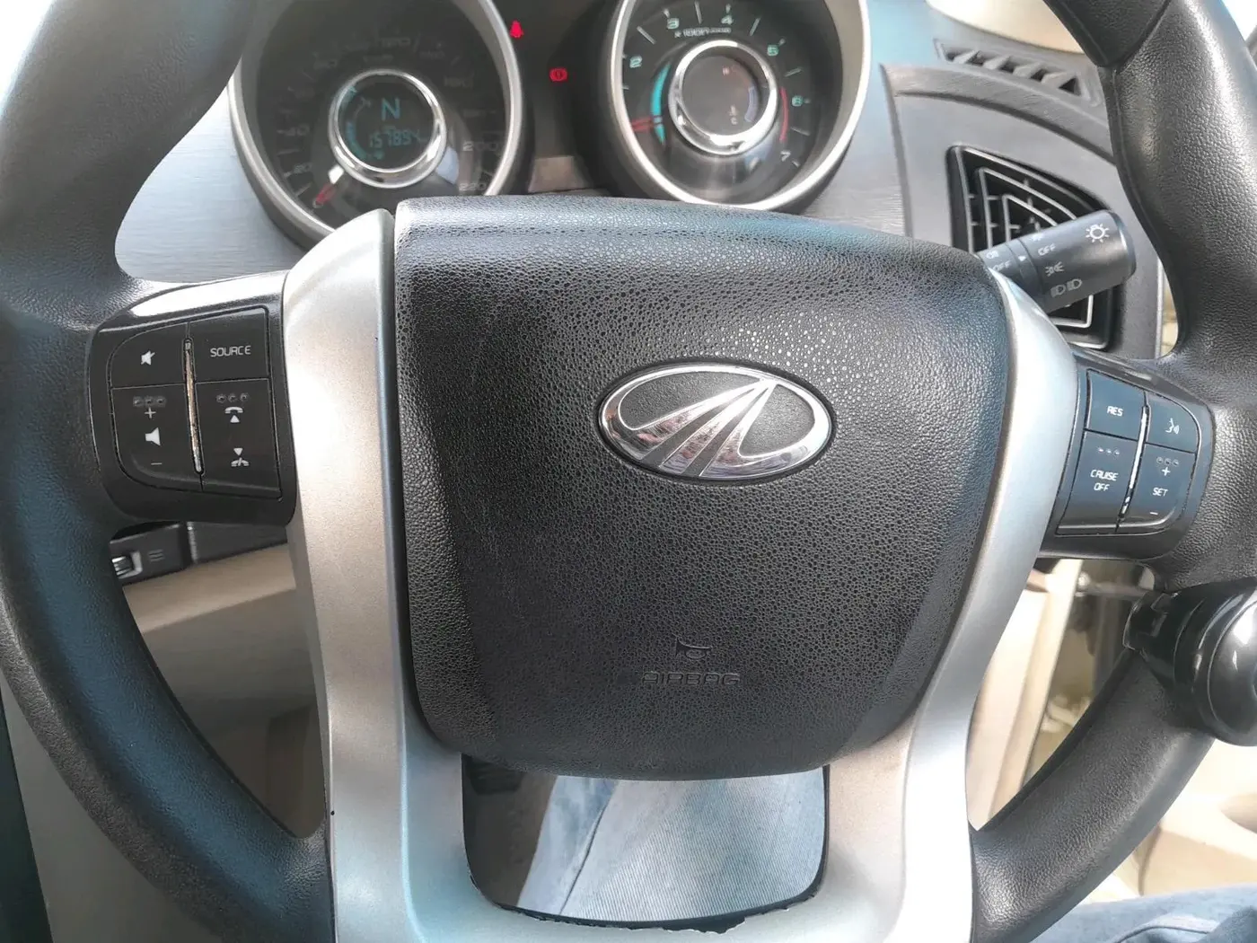 2015 Mahindra XUV500 W6, Diesel, Manual, 1,59,000 km, interior