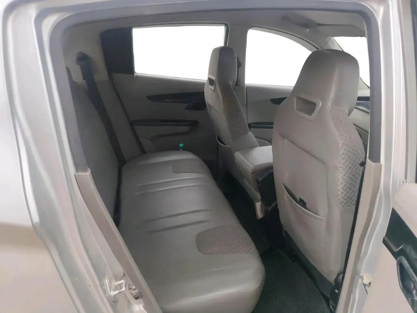 2017 Mahindra Kuv100 K4 D 5 STR, Diesel, Manual, 1,13,007 km, interior
