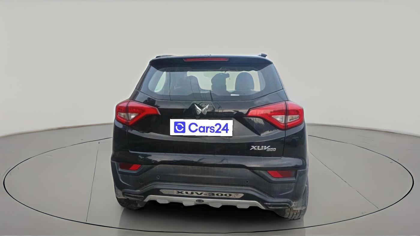2022 Mahindra XUV300 W6 1.2 PETROL, Petrol, Manual, 35,468 km, exterior