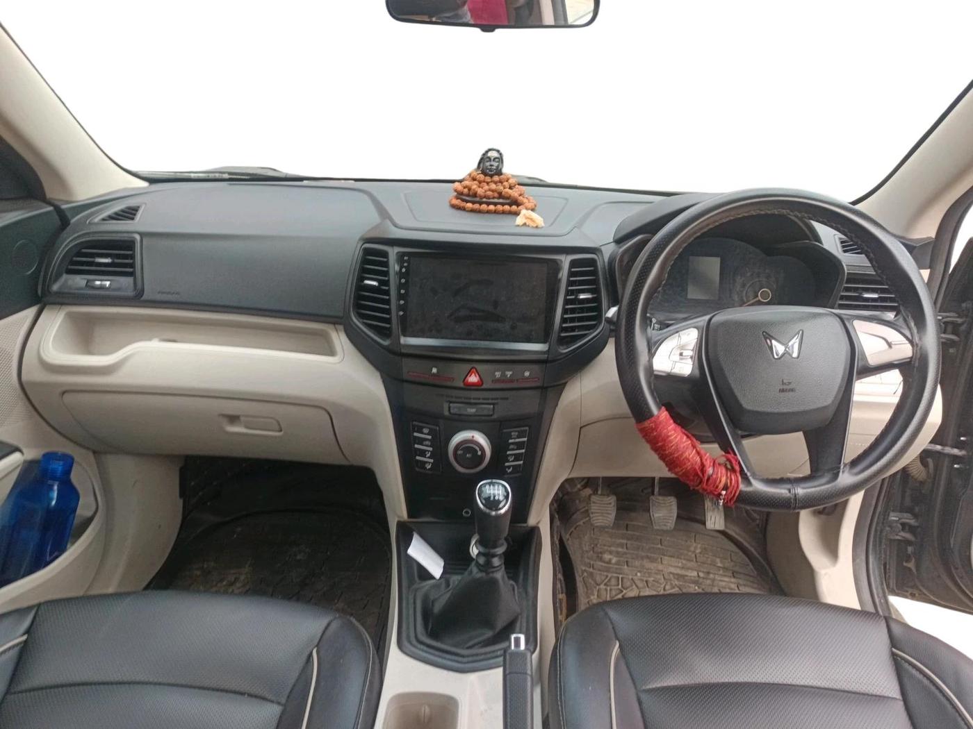 2022 Mahindra XUV300 W6 1.2 PETROL, Petrol, Manual, 35,468 km, interior