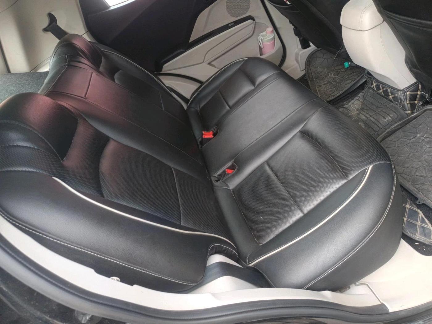 2022 Mahindra XUV300 W6 1.2 PETROL, Petrol, Manual, 35,468 km, interior