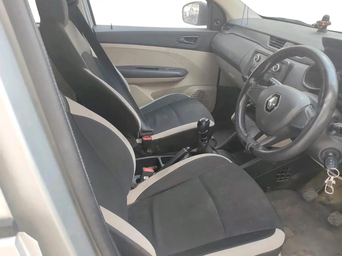 2024 Renault TRIBER RXL MT, Petrol, Manual, 64,873 km, interior