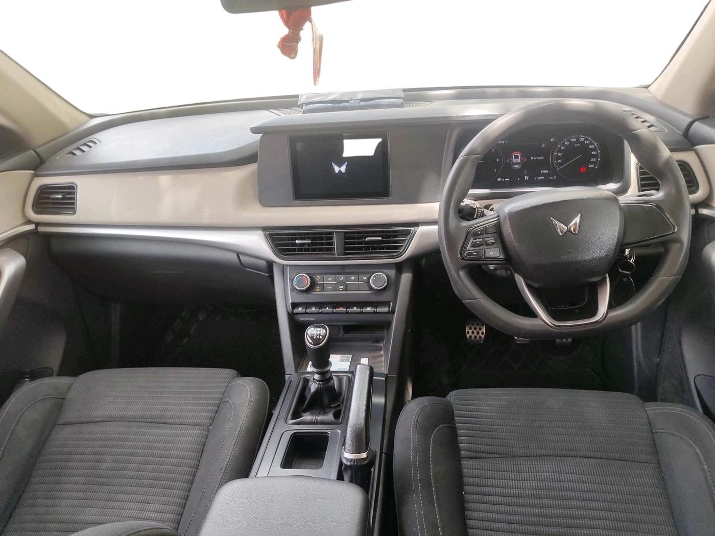 2022 Mahindra XUV700 MX D MT 5 STR, Diesel, Manual, 91,188 km, interior