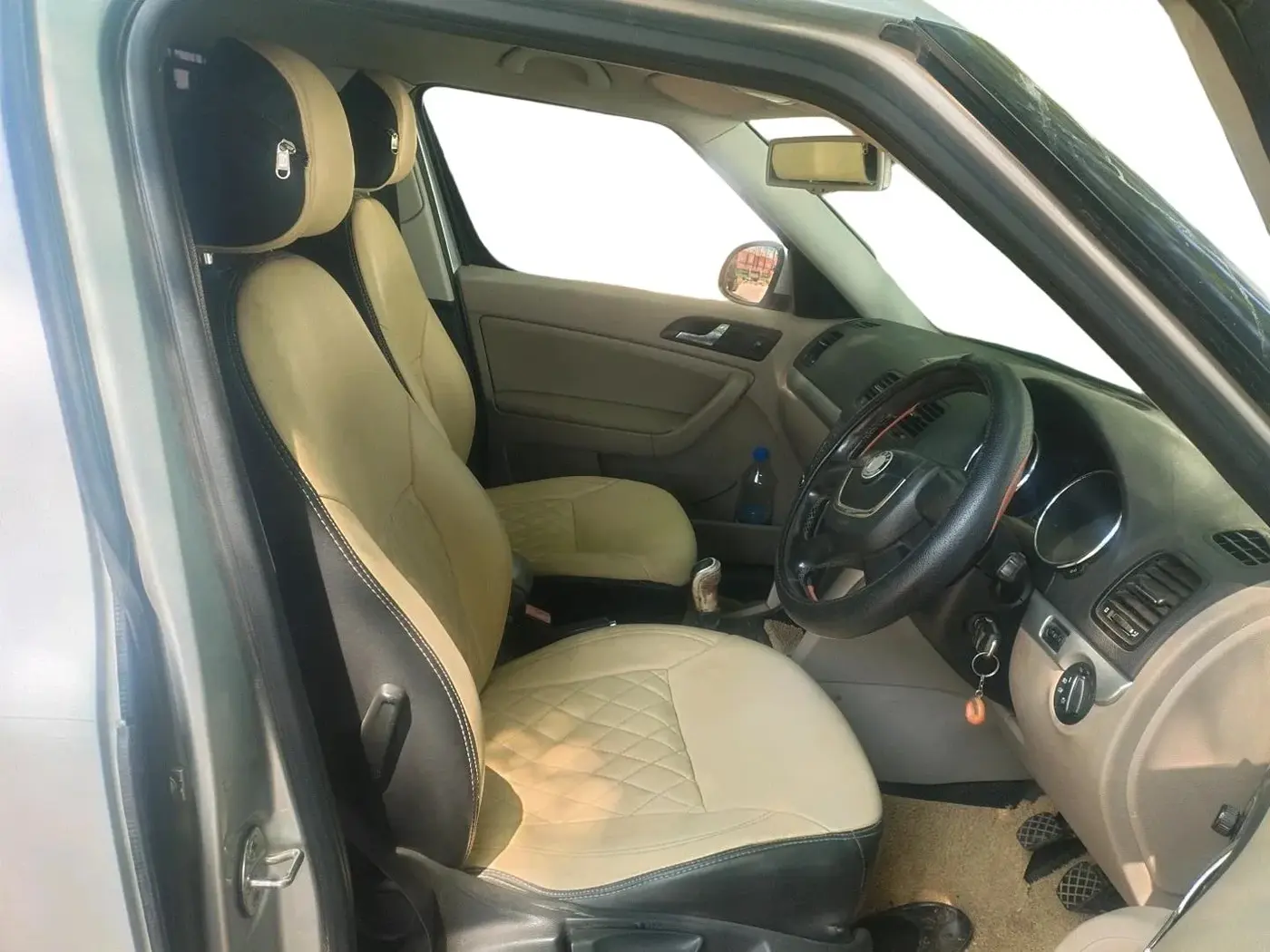 2011 Skoda Yeti AMBIENTE, Diesel, Manual, 1,79,811 km, interior