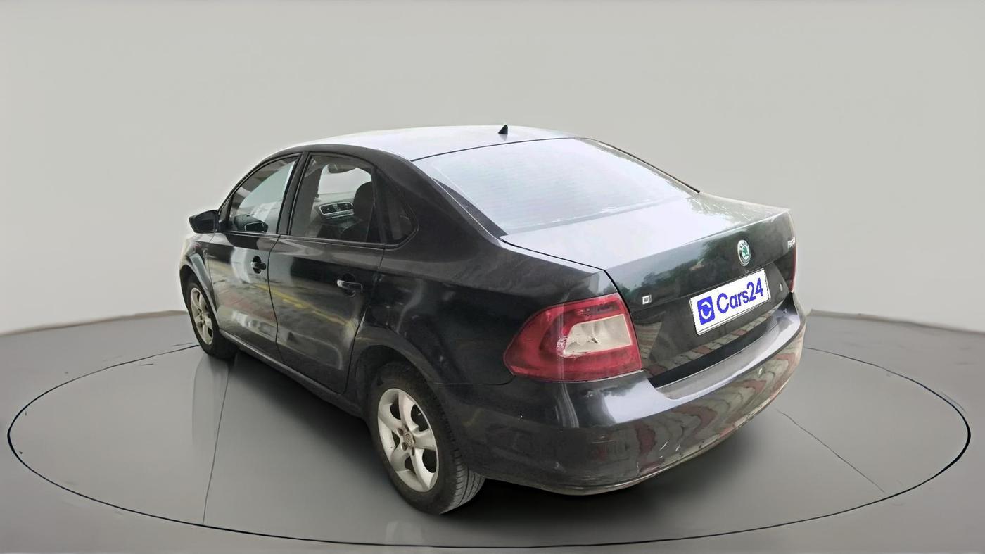 2013 Skoda Rapid AMBITION 1.6 TDI CR MT PLUS ALLOY, Diesel, Manual, 1,74,239 km, exterior