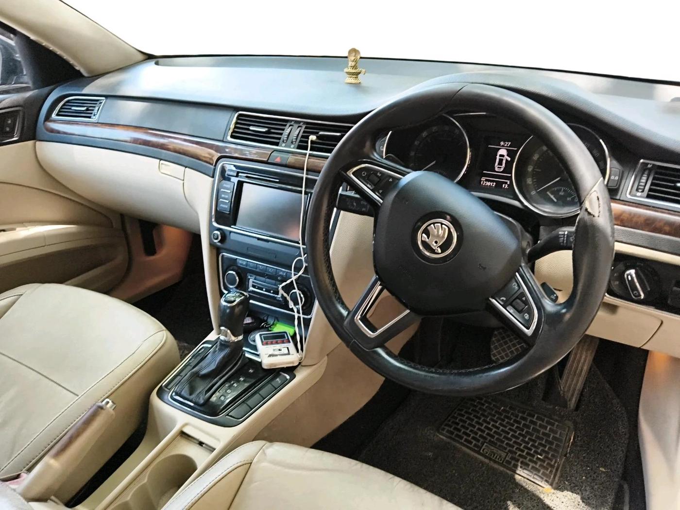 2014 Skoda Superb ELEGANCE 2.0 TDI CR AT, Diesel, Automatic, 1,23,012 km, interior