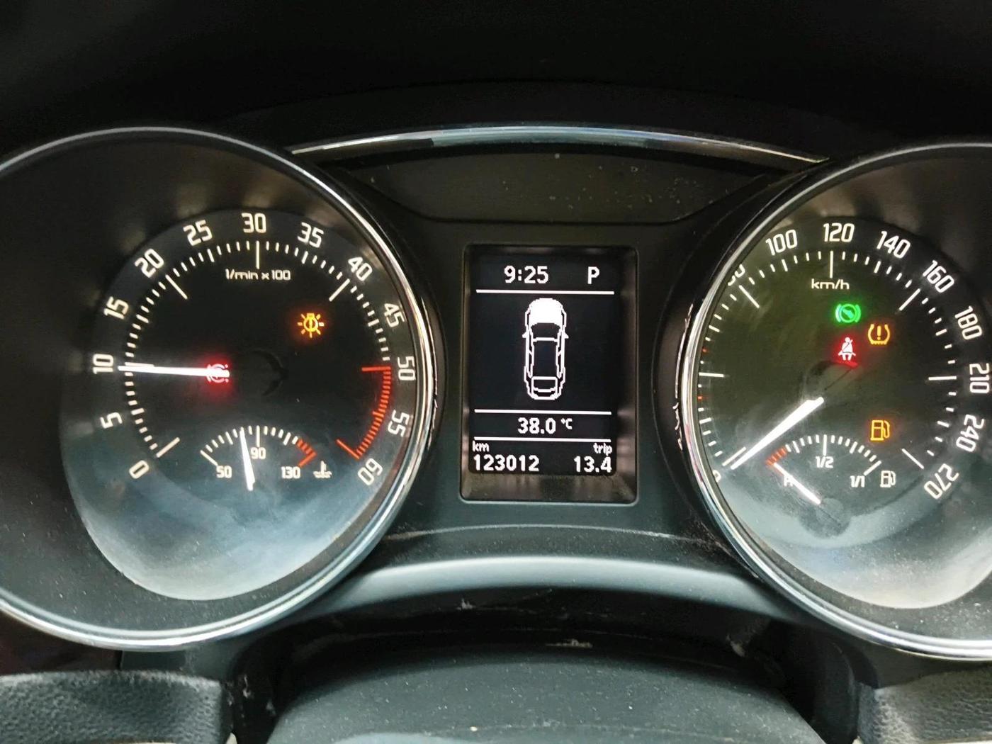 2014 Skoda Superb ELEGANCE 2.0 TDI CR AT, Diesel, Automatic, 1,23,012 km, interior