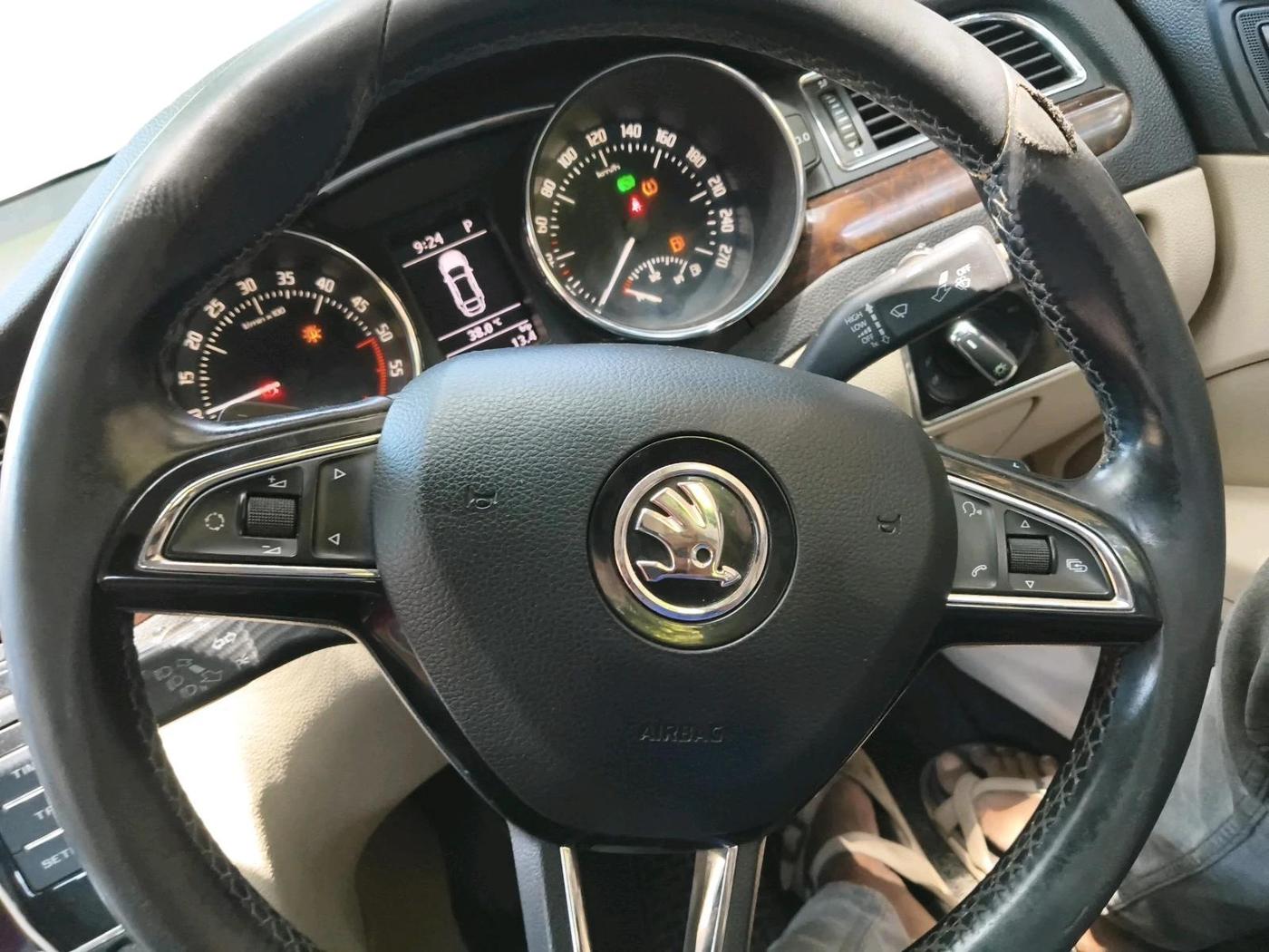 2014 Skoda Superb ELEGANCE 2.0 TDI CR AT, Diesel, Automatic, 1,23,012 km, interior