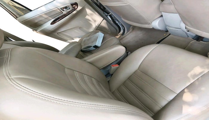 2014 Toyota Innova 2.5 VX 7 STR, Diesel, Manual, 2,50,138 km, interior