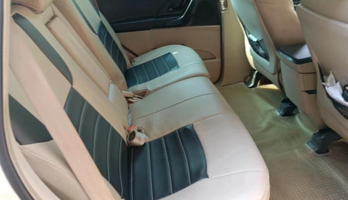 2016 Mahindra XUV500 W4, Diesel, Manual, 1,09,956 km, interior