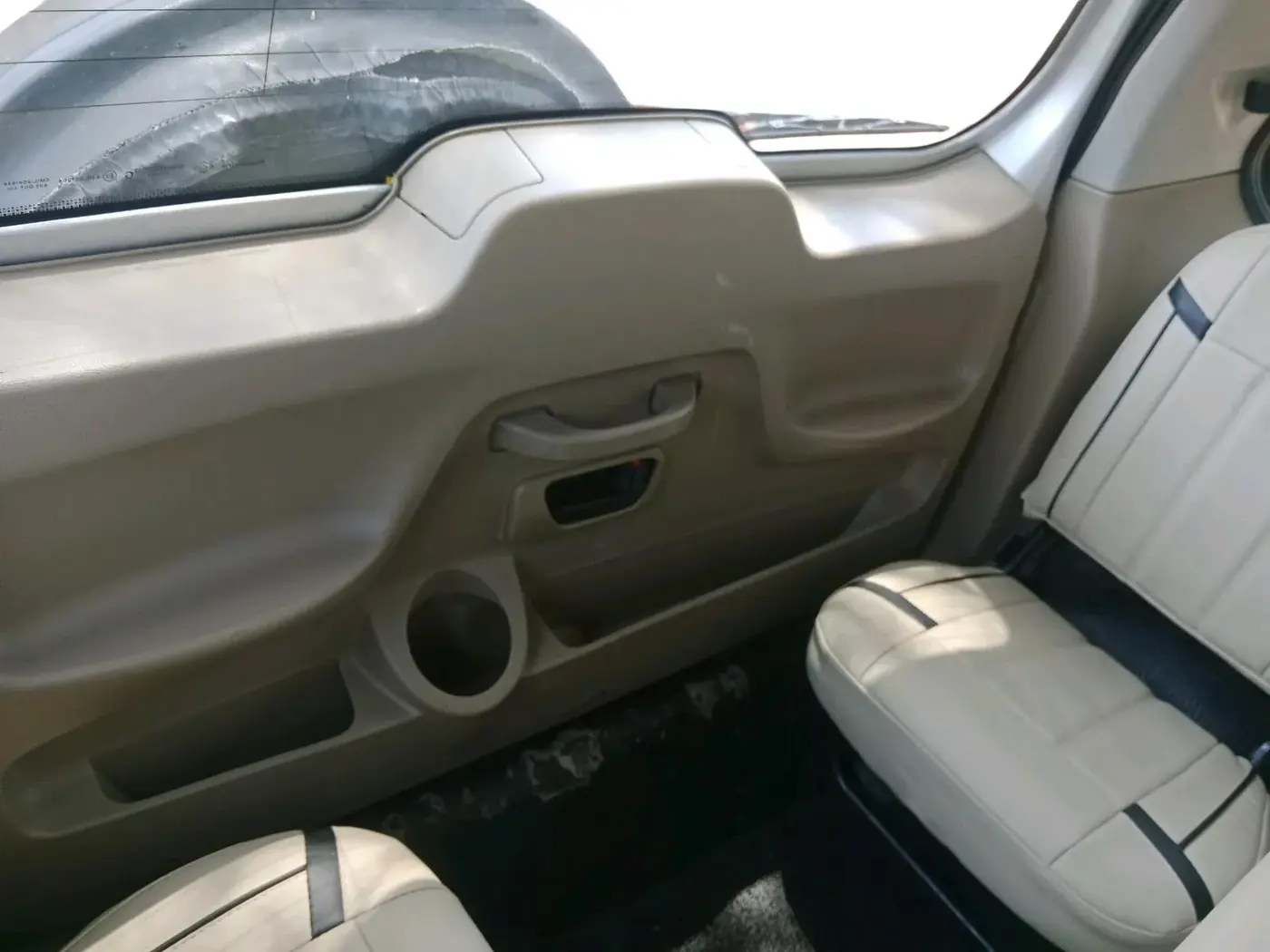 2015 Mahindra TUV300 T8, Diesel, Manual, 1,85,146 km, interior