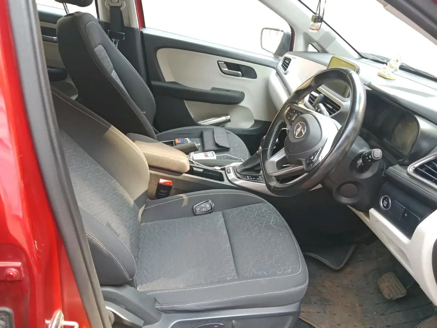 2023 Tata ALTROZ XZA, Petrol, Automatic, 28,975 km, interior