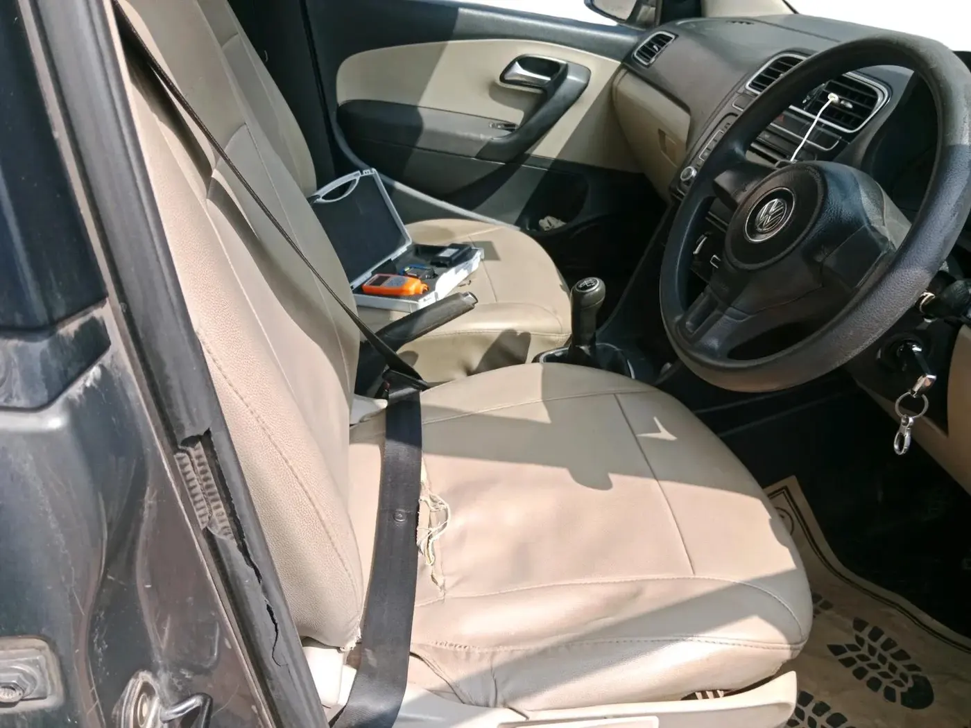 2010 Volkswagen Polo HIGHLINE1.2L, Petrol, Manual, 1,68,709 km, interior