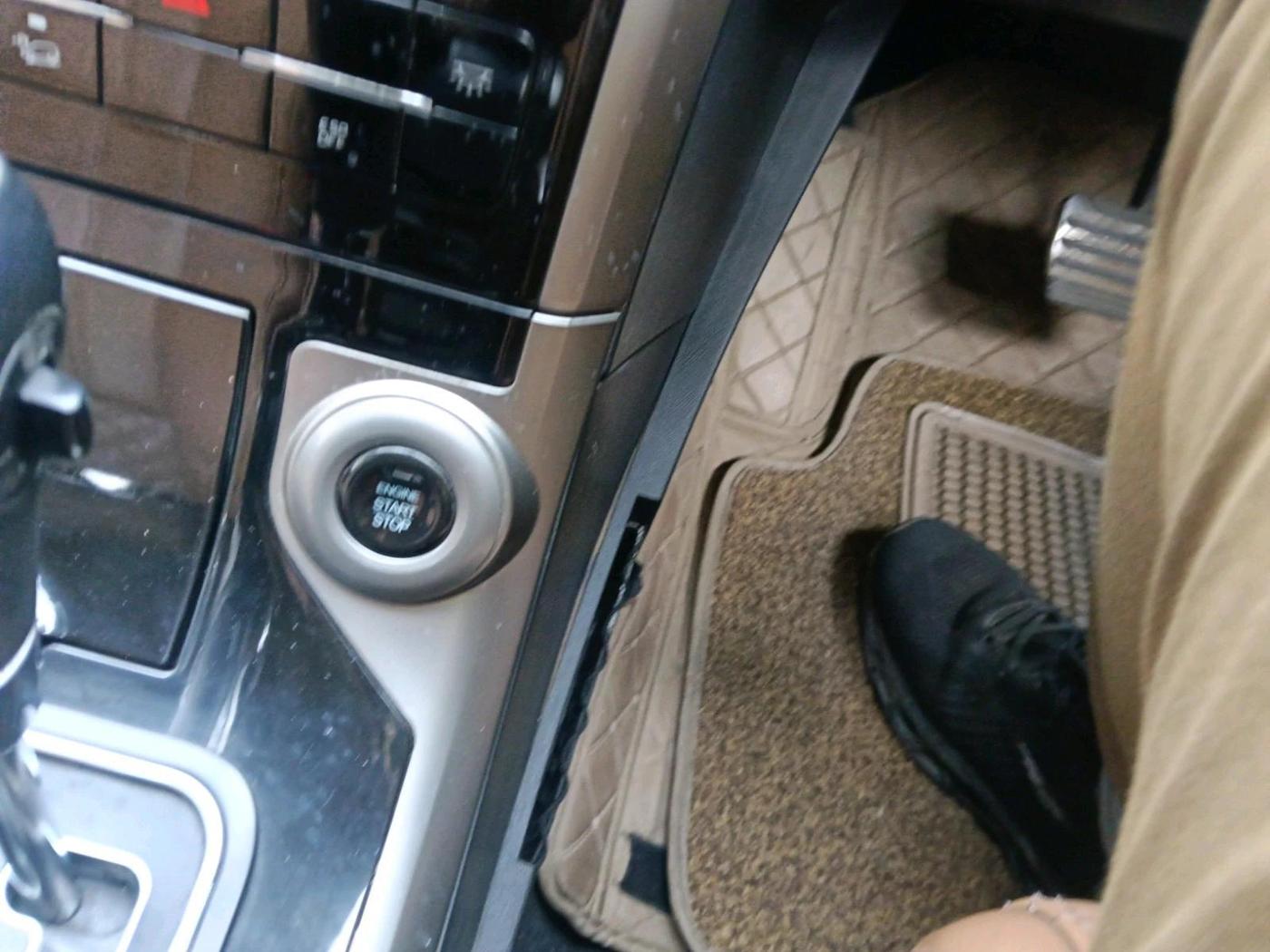 2018 Mahindra XUV500 W11 AT, Diesel, Automatic, 1,22,900 km, interior