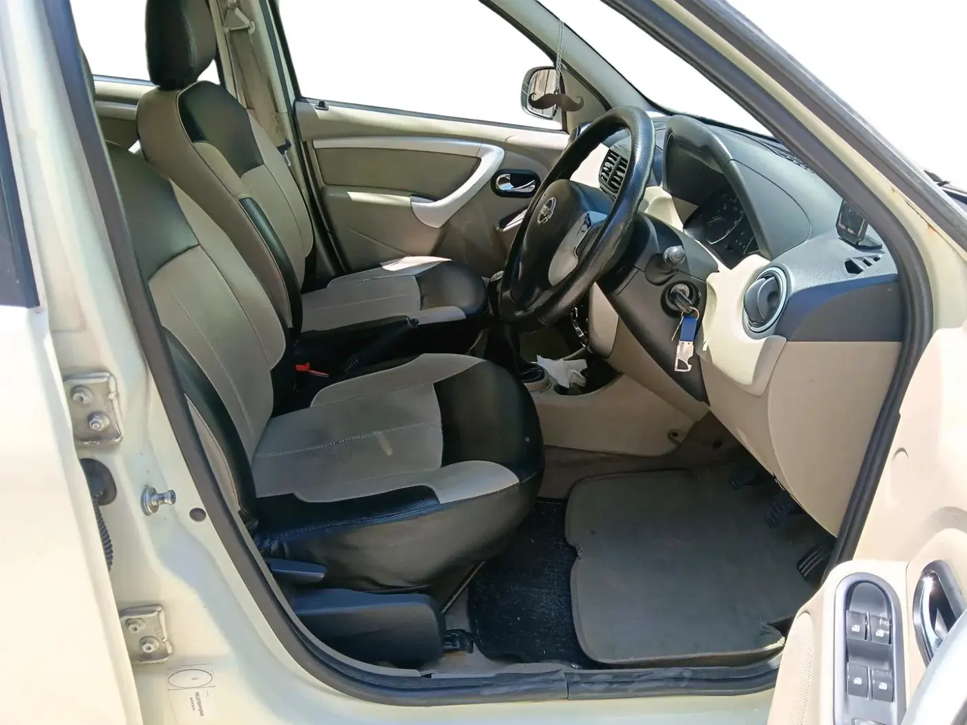 2014 Nissan Terrano XL O (D), Diesel, Manual, 1,14,590 km, interior