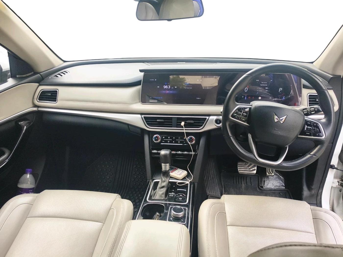 2022 Mahindra XUV700 AX 7 LUXURY P AT 7 STR, Petrol, Automatic, 64,797 km, interior
