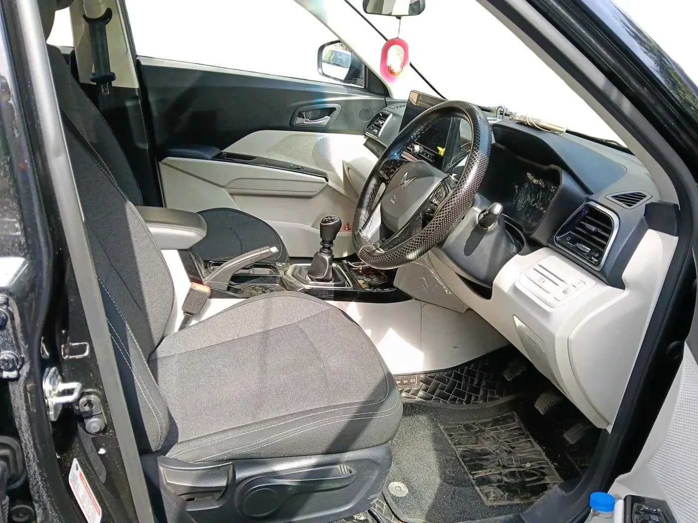 2024 Mahindra XUV 3XO AX5 1.2 L TCMPFi, Petrol, Manual, 20,047 km, interior